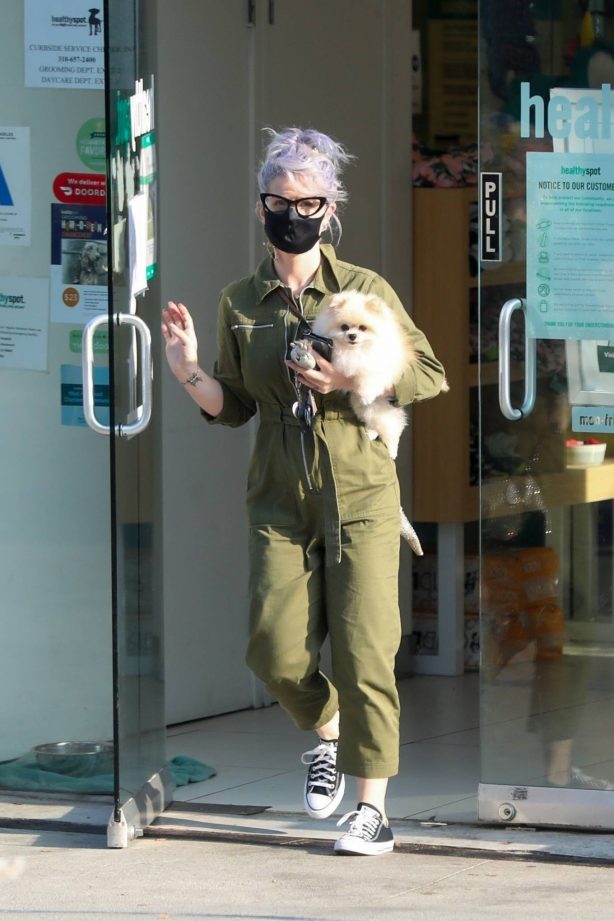 Kelly Osbourne - Picks up her Pomeranian from Healthy Spot in Los Angeles