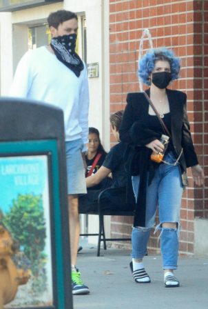 Kelly Osbourne - Spotted on a lunch with mystery man in Los Angeles