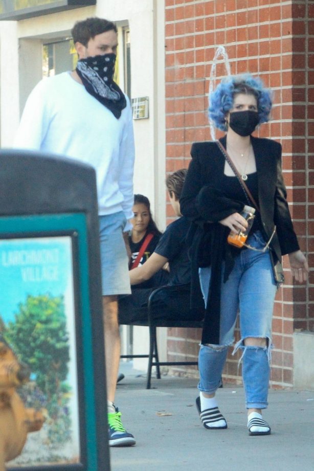 Kelly Osbourne - Spotted on a lunch with mystery man in Los Angeles
