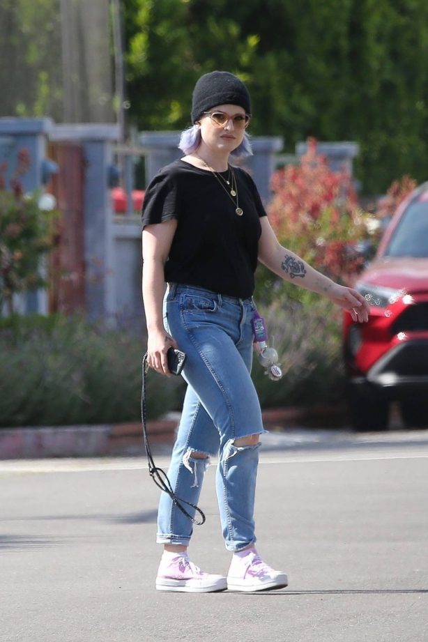 Kelly Osbourne - Wearing ripped denim pants in Studio City