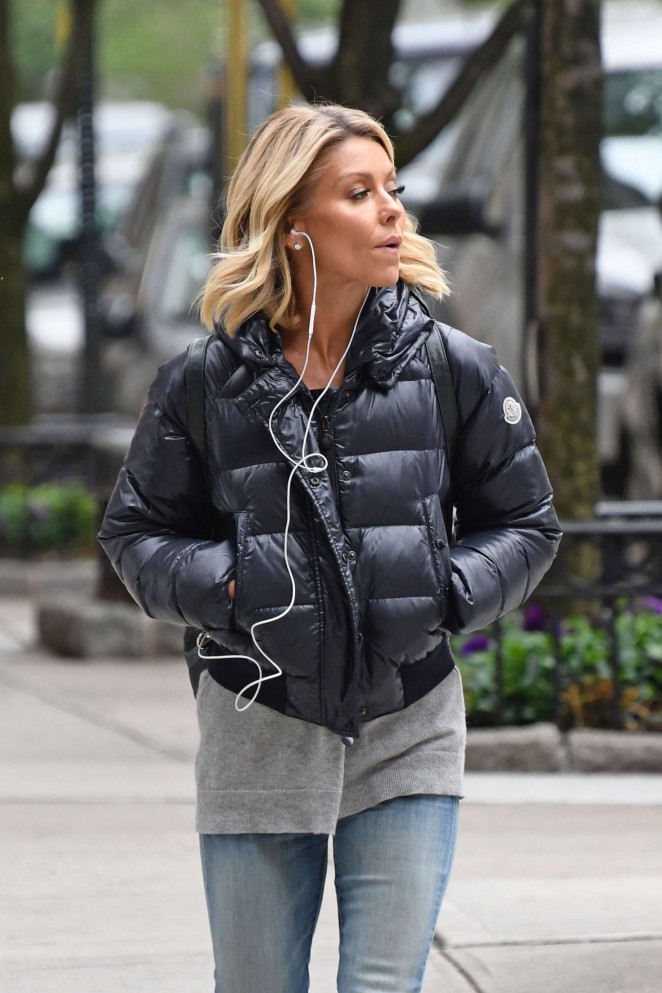Kelly Ripa in Jeans out in New York City
