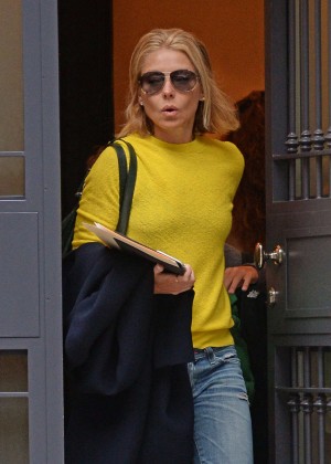 Kelly Ripa - Leaving her apartment in New York City