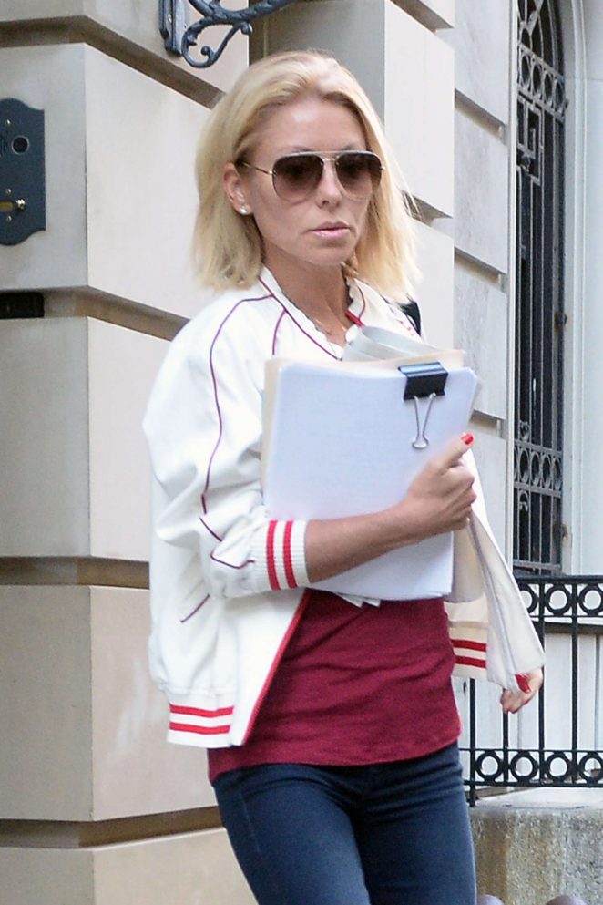 Kelly Ripa Leaving her apartment in NYC