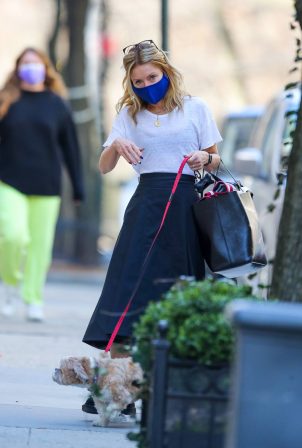 Kelly Ripa - Seen with her dog in New York
