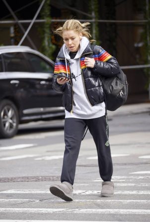 Kelly Ripa - Steps out makeup free in New York