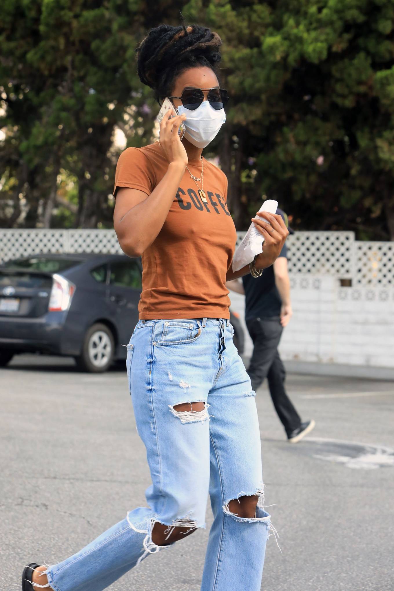 Kelly Rowland in Ripped Jeans - Shopping for house plants in LA. 