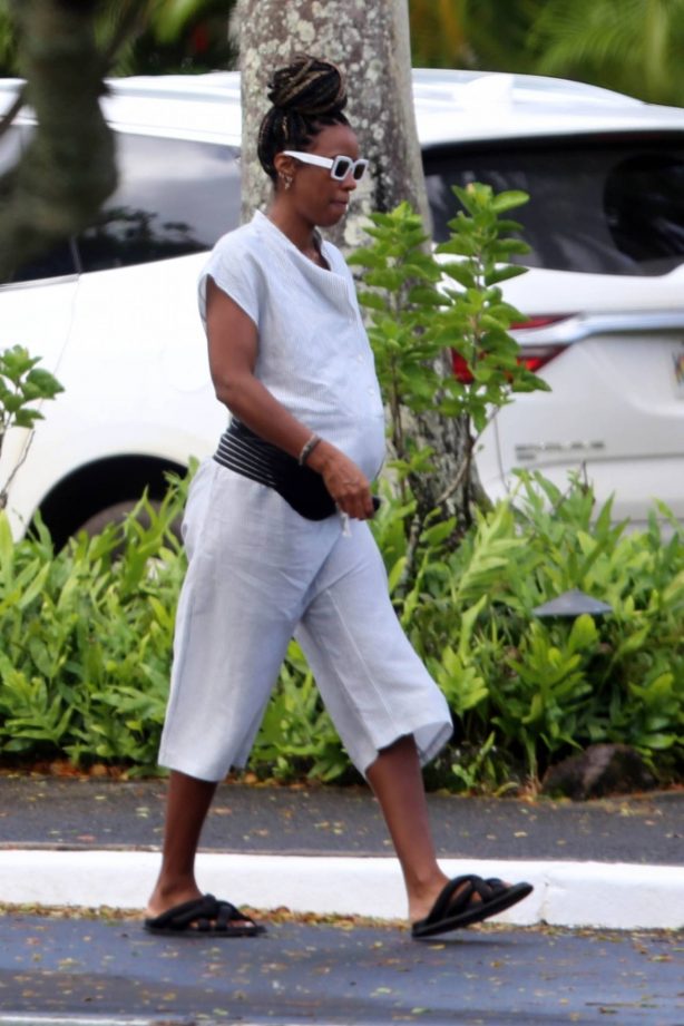 Kelly Rowland out for a walk in Hawaii