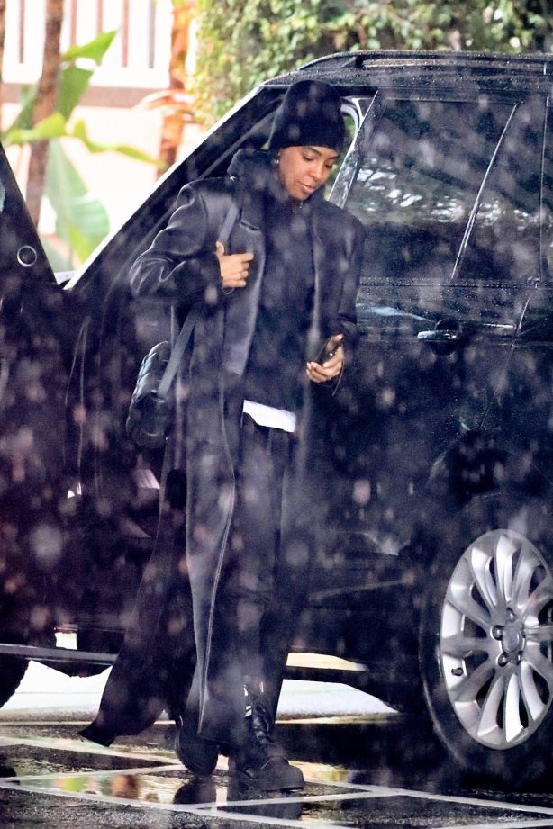 Kelly Rowland - Seen on a rainy day at The Beverly Hills Hotel
