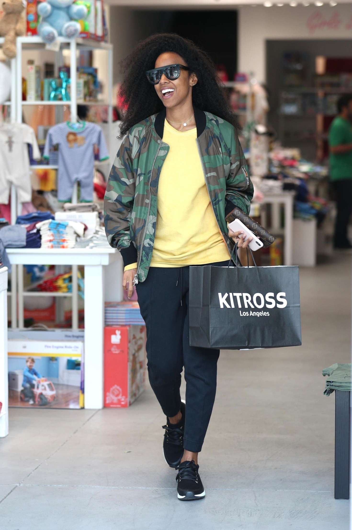 Kelly Rowland: Shopping at Kitross Kids -06 | GotCeleb