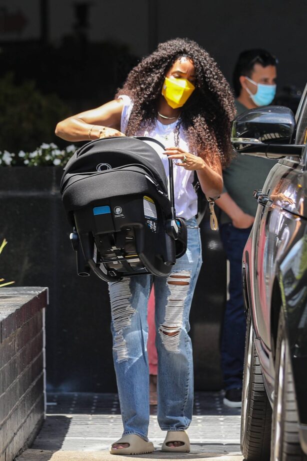 Kelly Rowland - Shops for new bling with her baby boy in Beverly Hills