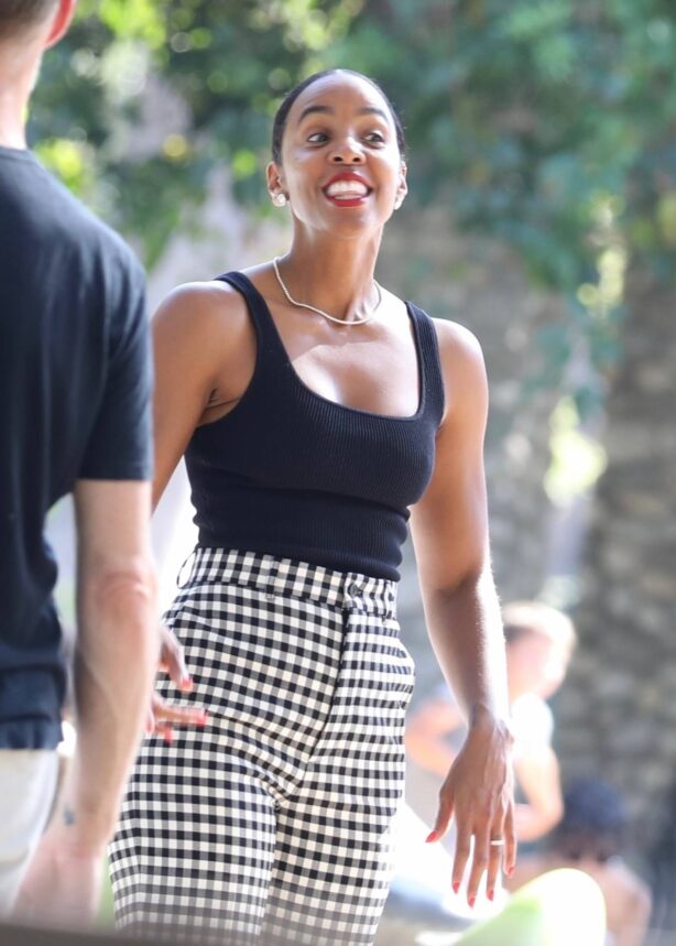 Kelly Rowland - Visits Coldwater Canyon Park in Beverly Hills