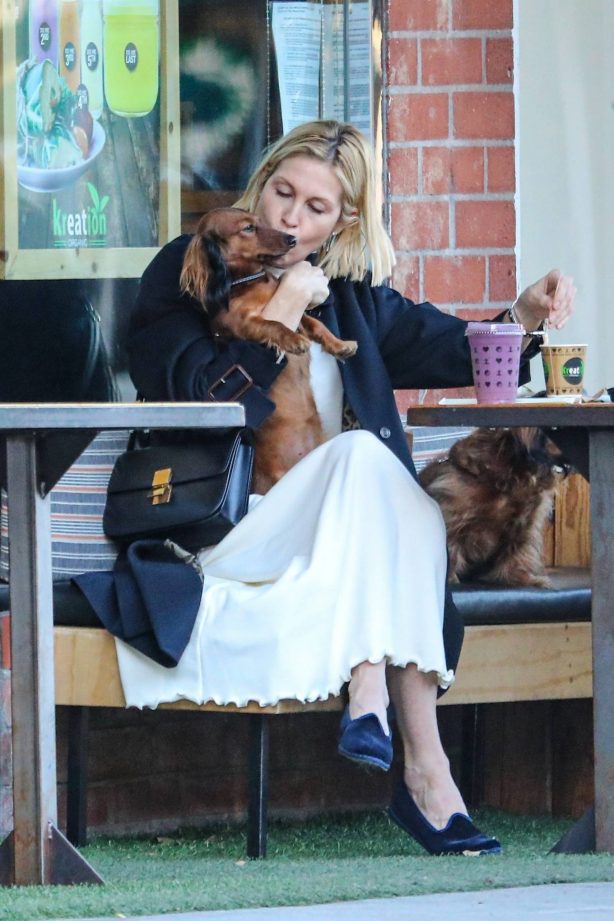 Kelly Rutherford - Out for a coffee and smoothie at Kreation Organic Kafe in Beverly Hills