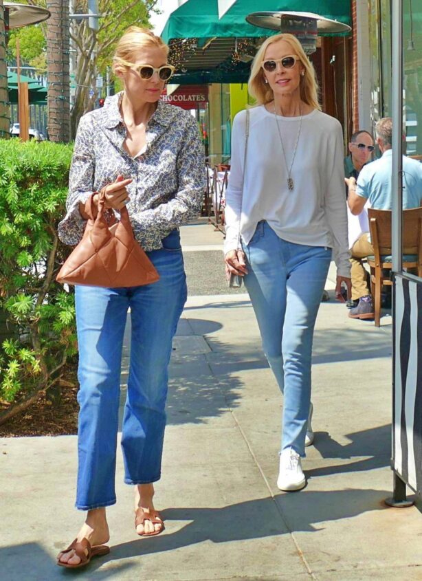 Kelly Rutherford - Seen lunching with mother in Los Angeles