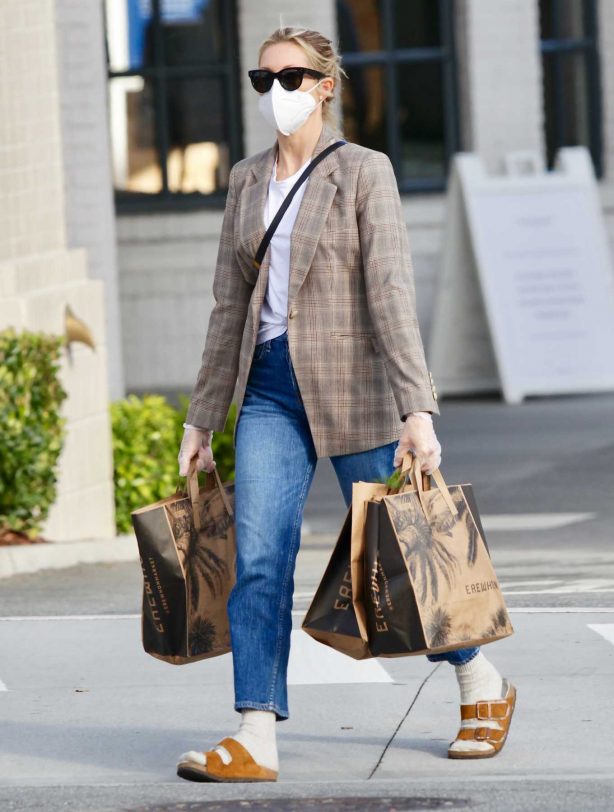 Kelly Rutherford - Seen while picking up groceries at Erewhon Market in Los Angeles