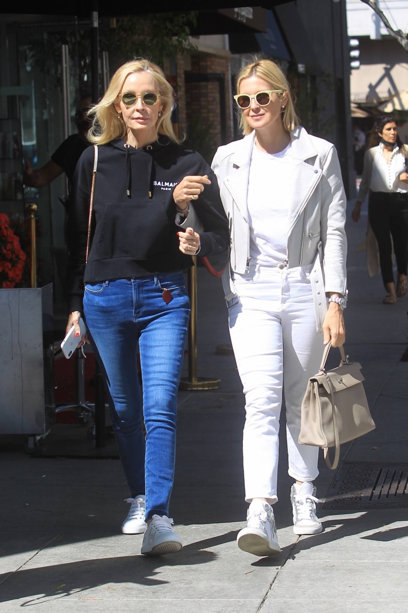 Kelly Rutherford 2021 : Kelly Rutherford – Seen with her mother Ann Edwards in Beverly Hills-16