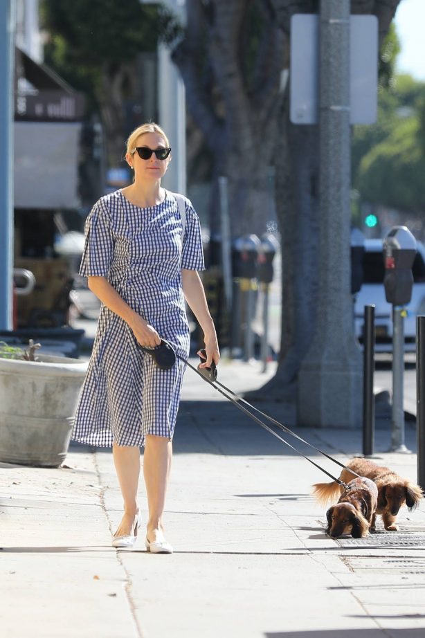 Kelly Rutherford - Walking her dogs in Santa Monica