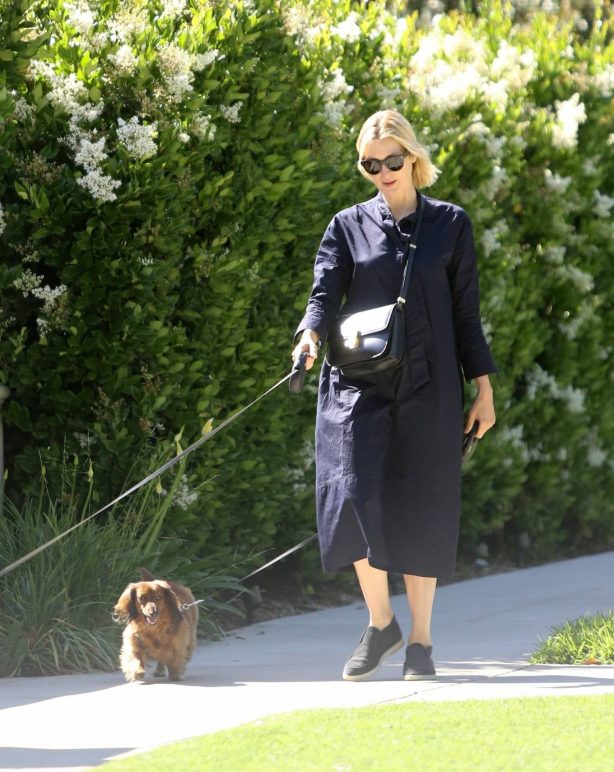 Kelly Rutherford - Walks her dogs in Brentwood