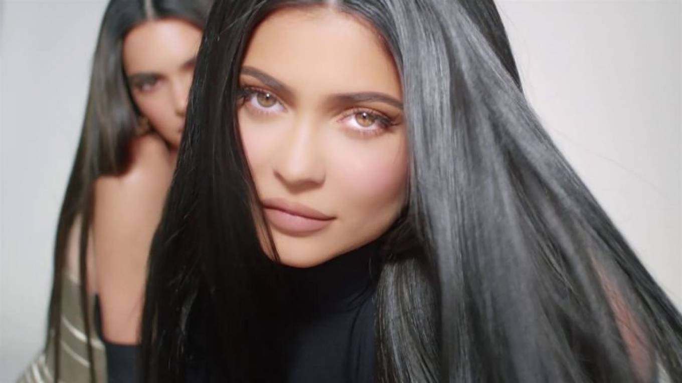 Kendall and Kylie Jenner Kendall x Kylie Cosmetics 2020 adds15