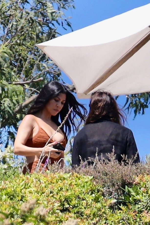 Kendall Jenner and Kourtney Kardashian - Film a scene for their reality show in Malibu