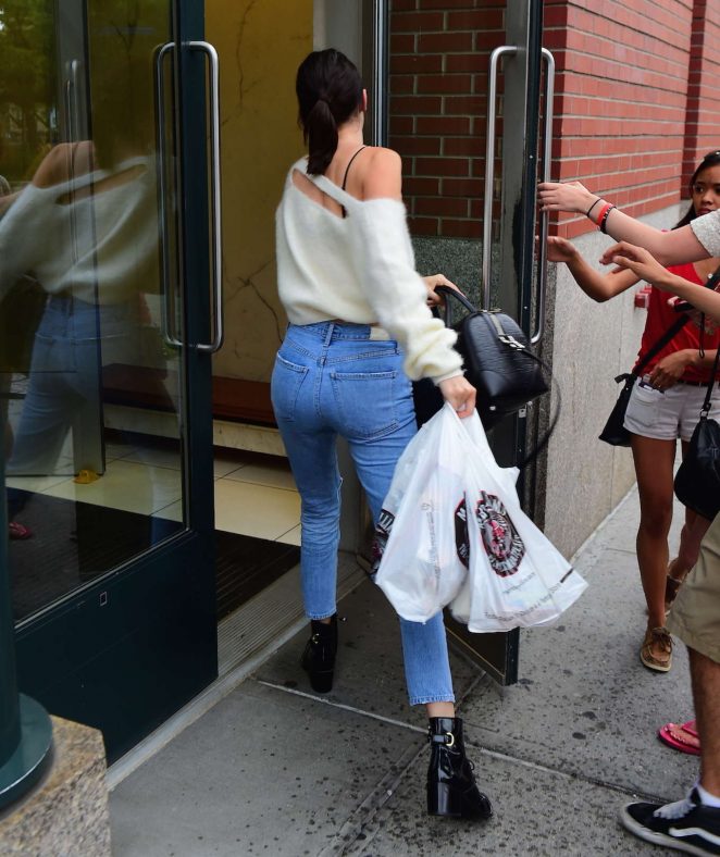 Kendall Jenner - Arriving at Kanye West's Apartment in Soho