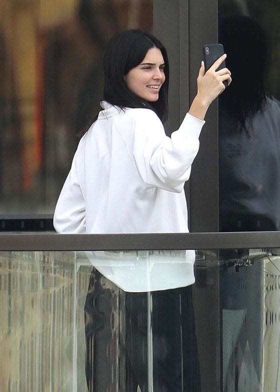 Kendall Jenner - Arriving in Sydney