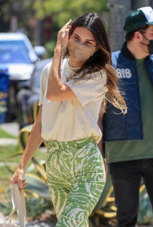Kendall Jenner - Delivers 818 Tequila to fans In Los Angeles