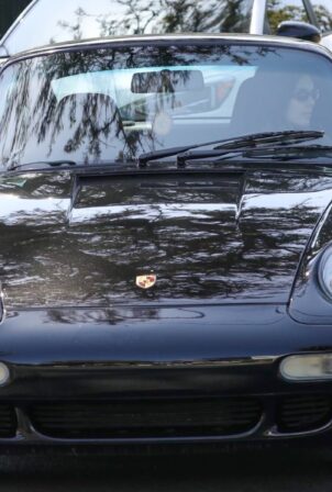 Kendall Jenner - Driving her classic Porsche in Los Angeles