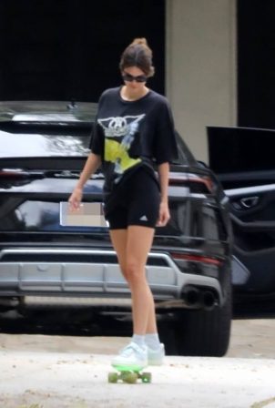Kendall Jenner - Has a little impromptu skate party in Los Angeles