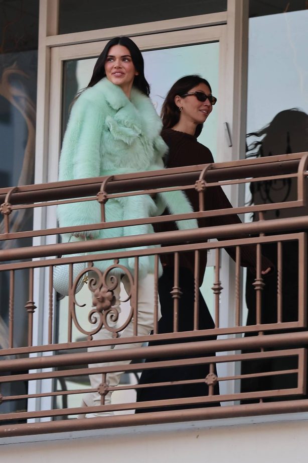 Kendall Jenner - Heading with some gal pals at Sushi Park in Los Angeles