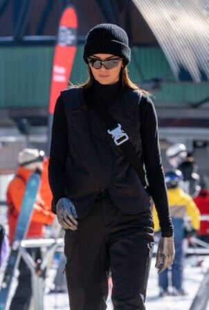 Kendall Jenner - Hit the slopes of Highlands Ski Area in Aspen