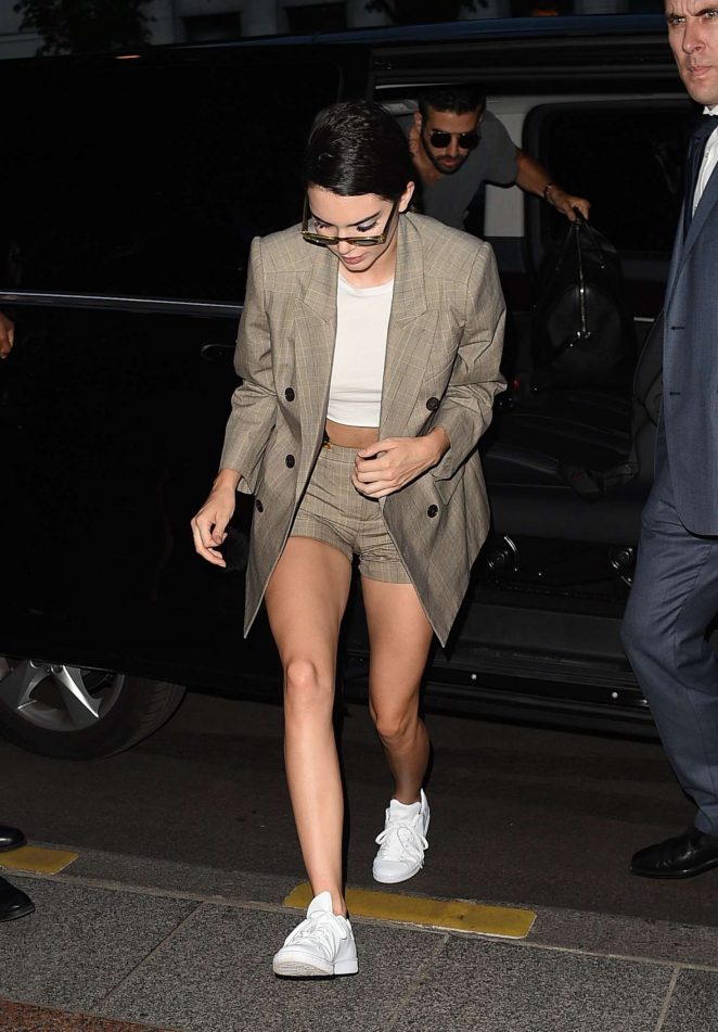 Kendall Jenner - Leaving the Fendi Fashion Show in Paris