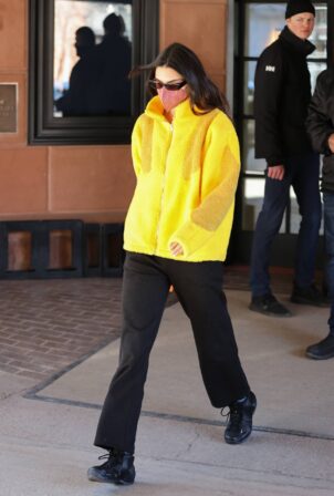 Kendall Jenner - Prepares to fly out of Aspen