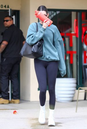 Kendall Jenner - Seen while heading to a pilates class in Los Angeles