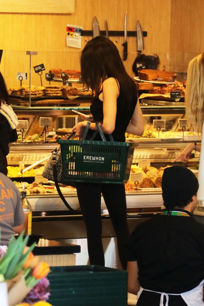 Kendall Jenner - Shopping at Erewhon Store in Los Angeles