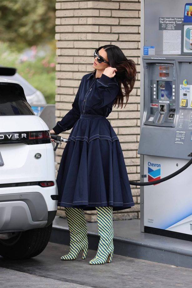 Kendall Jenner - Stops at a gas station in Calabasas