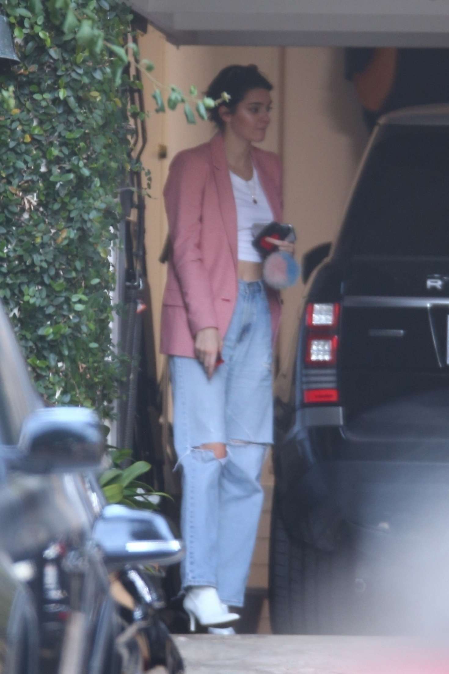 Kendall Jenner Visiting A Friends House 14 Gotceleb