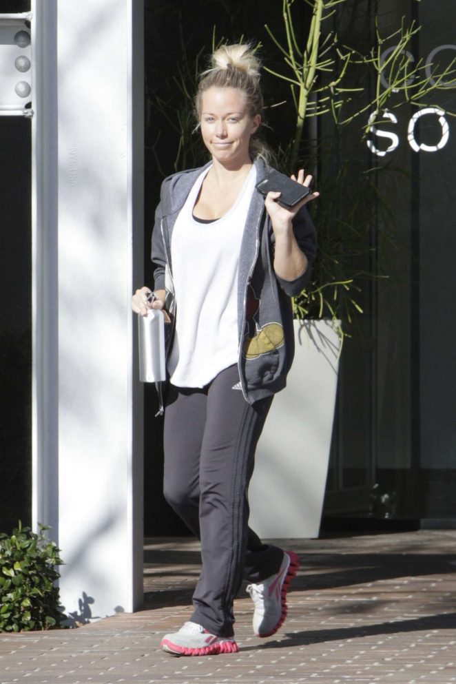 Kendra Wilkinson - Christmas Shopping in Los Angeles