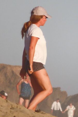 Kendra Wilkinson - Seen at a beach in Malibu