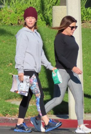 Kendra Wilkinson - Seen with a friend after a nice lunch in Calabasas