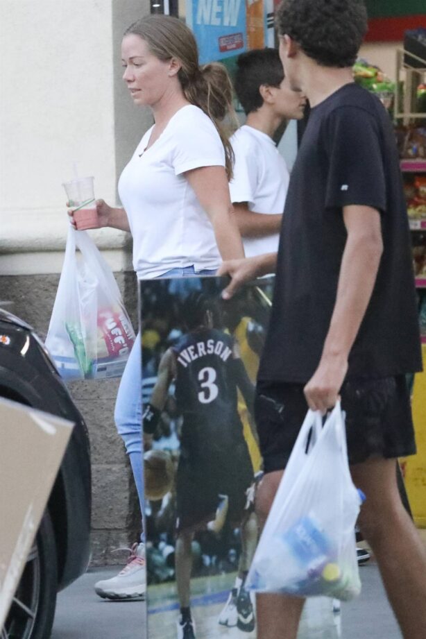 Kendra Wilkinson - Shopping for a Kobe Bryant Poster in Calabasas