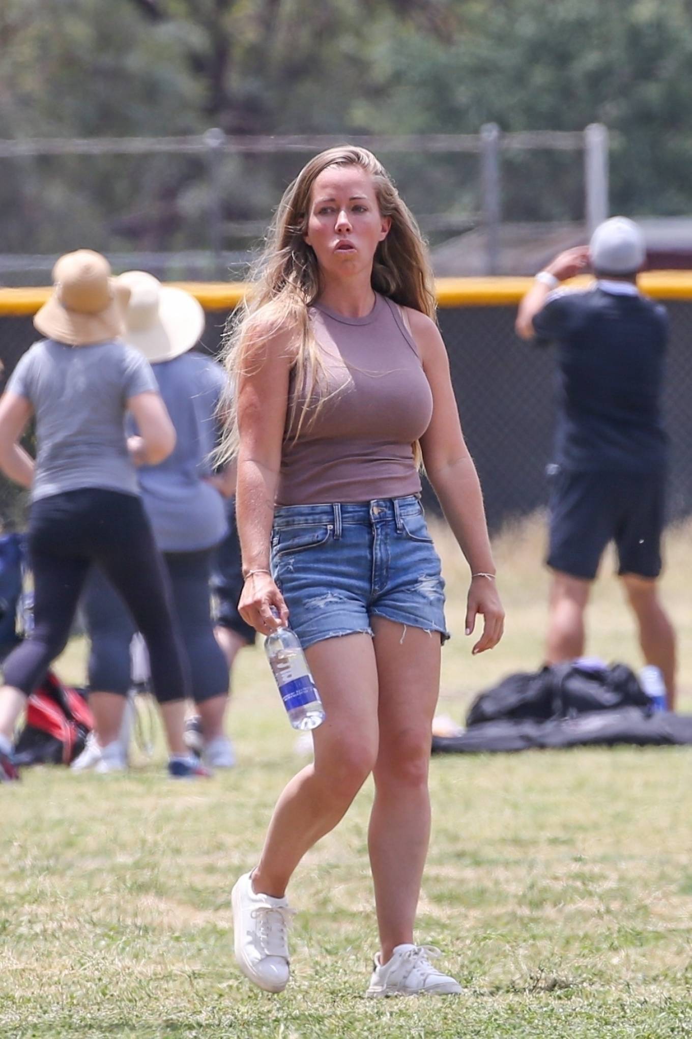 Kendra Wilkinson 2022 : Kendra Wilkinson – Watching her daughter Alijahs soccer game in Los Angeles-17