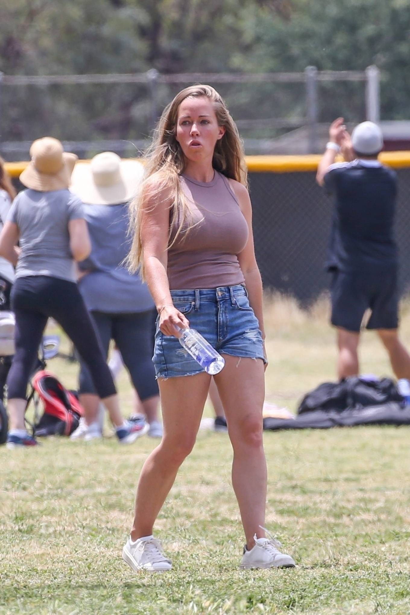 Kendra Wilkinson 2022 : Kendra Wilkinson – Watching her daughter Alijahs soccer game in Los Angeles-21