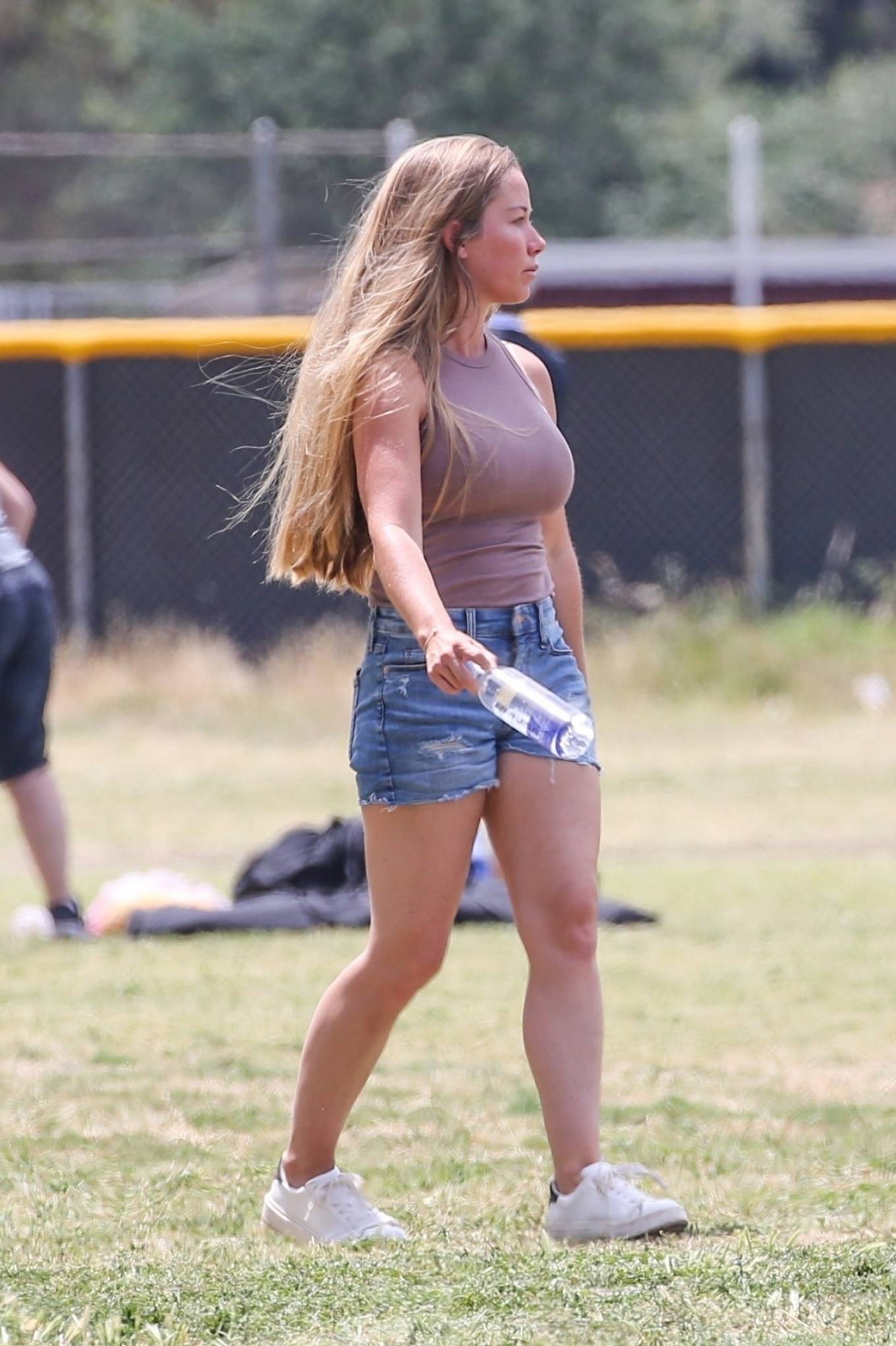 Kendra Wilkinson 2022 : Kendra Wilkinson – Watching her daughter Alijahs soccer game in Los Angeles-23