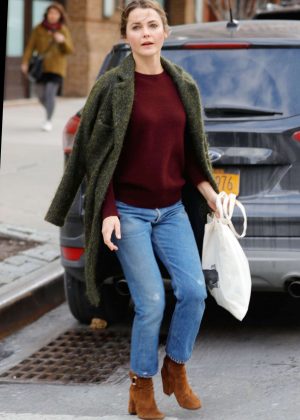 Keri Russell in Jeans hail a cab in NYC