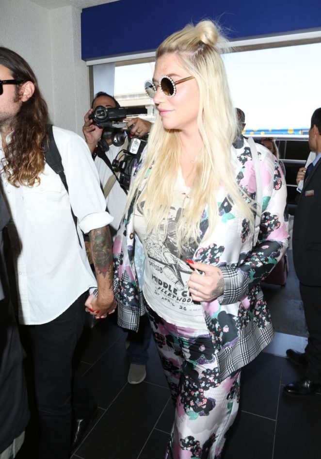 Kesha - Arrives at LAX Airport in Los Angeles