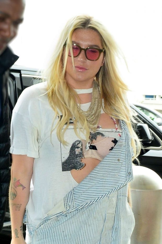 Kesha - Arrives at LAX Airport in Los Angeles