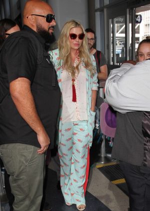 Kesha - Arrives at LAX in Los Angeles