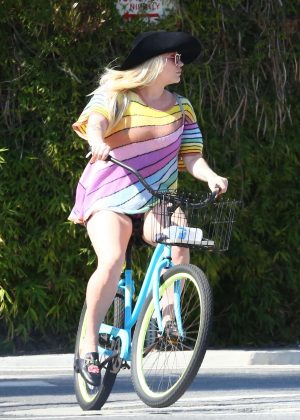 Kesha - Bike Riding in Venice