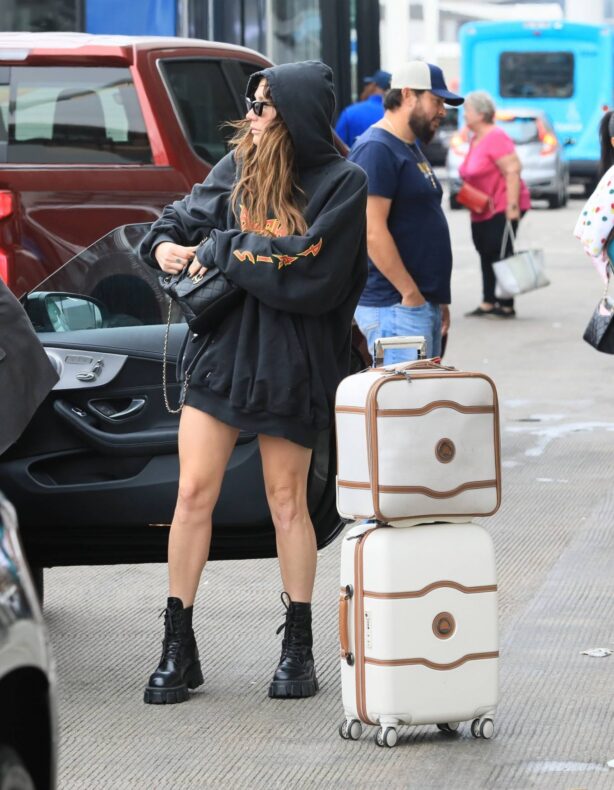 Kesha - Catches a flight out of Los Angeles