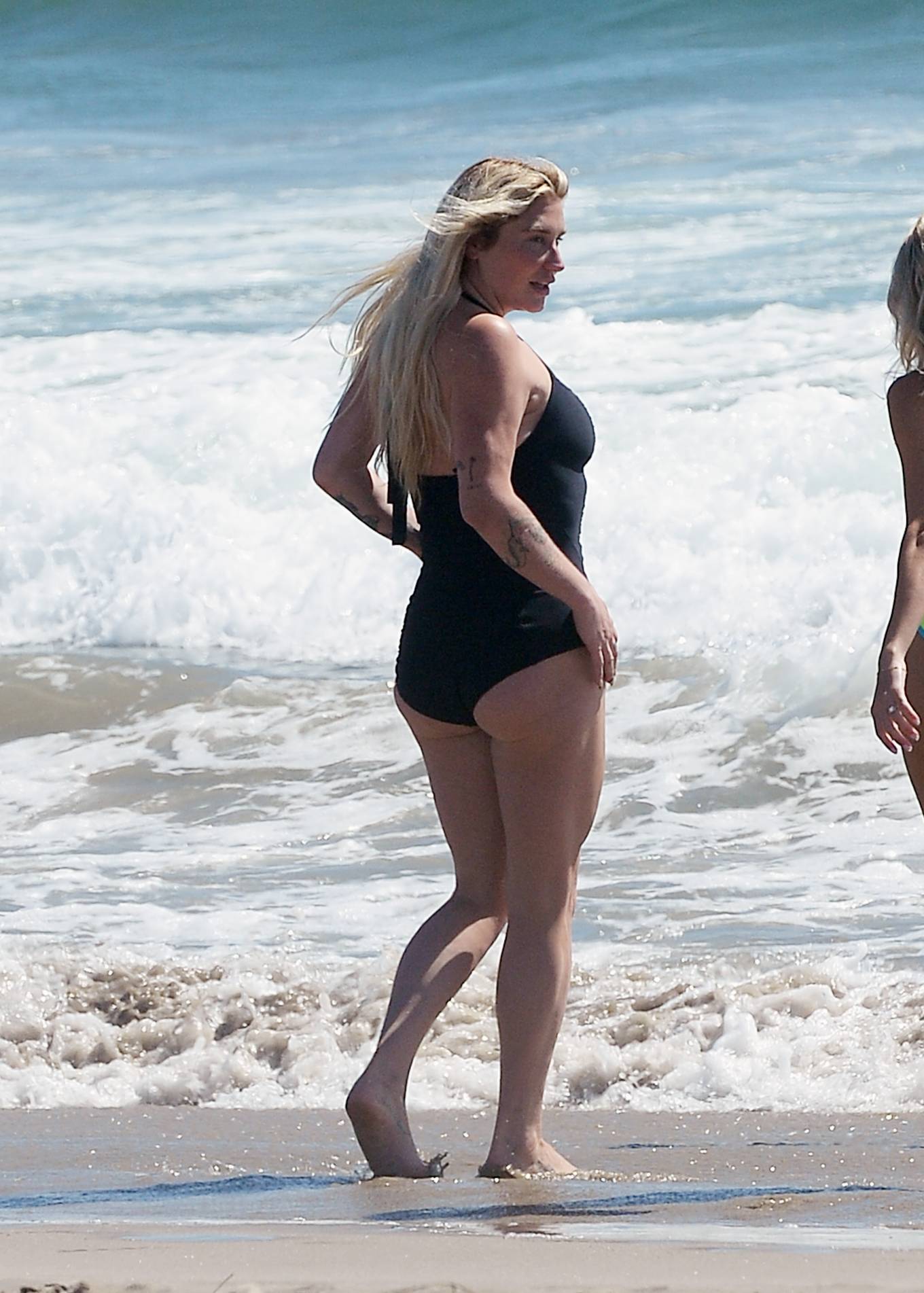 Kesha 2021 : Kesha – Hits the beach with friends in Los Angeles-08